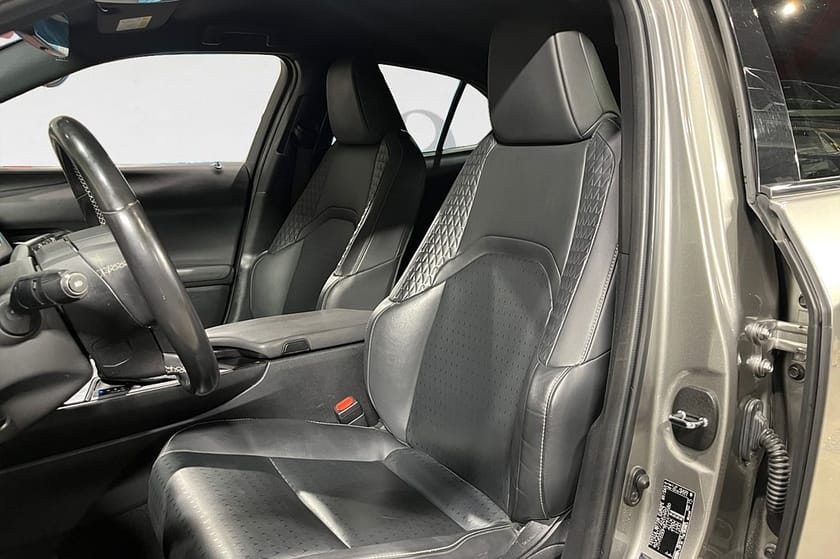 Bild 3 av Lexus UX 250h 184 HK AUT SPORT EDITION NAVI PDC BACKKAMERA SKINN