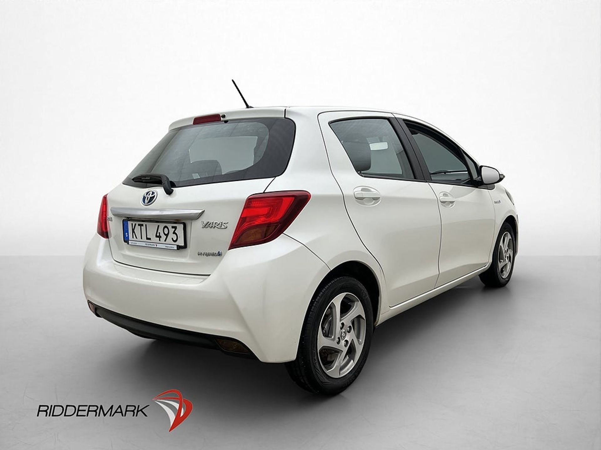 Toyota Yaris Hybrid e-CVT 101hk Active 2015, photo 6/10
