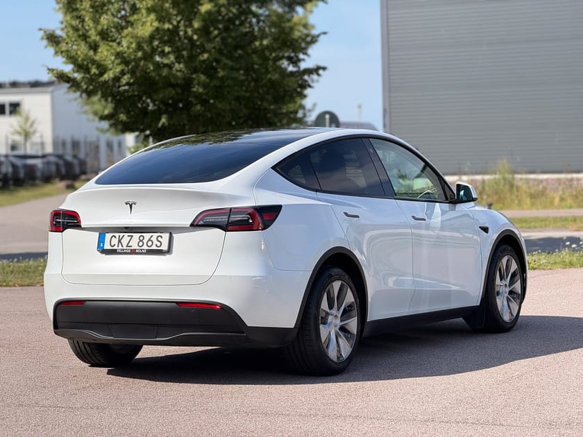 Bild 5 av Tesla Model Y Standard Range RWD B-Kamera Skinn