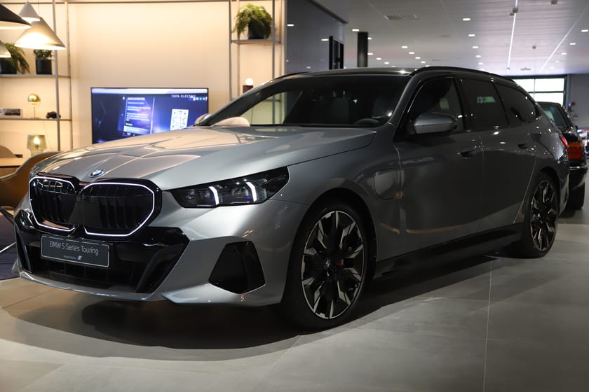 Bild 1 av BMW 550e xDrive Touring INDIVIDUAL / 21" / DAP / B&W