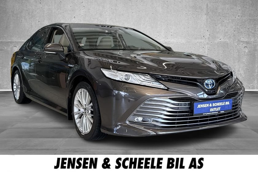 Bilde 1 av Toyota Camry Hybrid Hybrid. 2,5l-218hk. Defa m-varmer, HUD, Skinn, JBL.