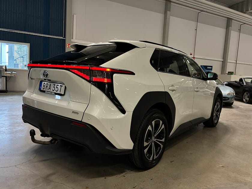 Bild 3 av Toyota bZ4X 71.4 kWh AWD Executive | JBL | 360° kamera | V-hjul