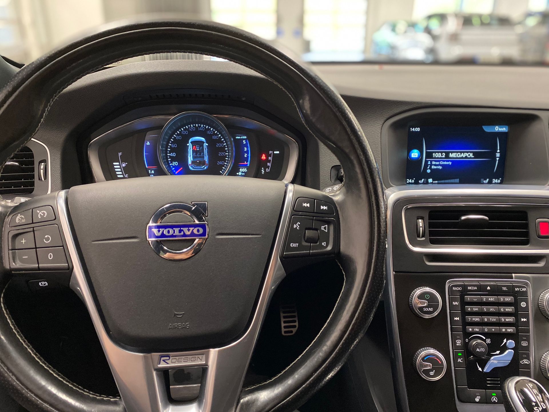 Volvo V60 D4 AWD R-Design Business E 2016, photo 2/10