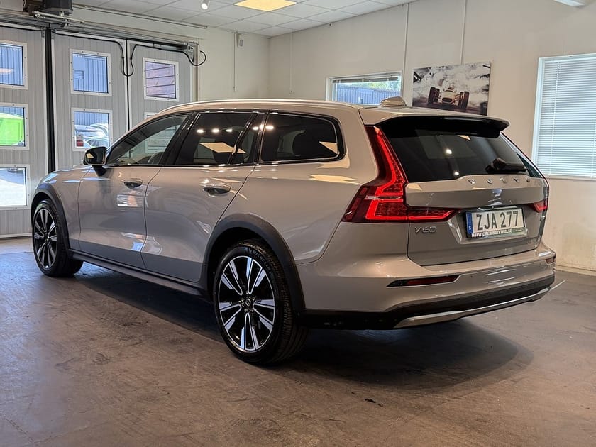Bild 3 av Volvo V60 Cross Country B4 AWD Mildhybrid Drag Core MOMS