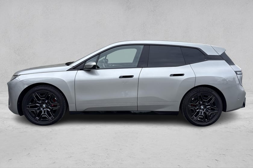 Bilde 2 av BMW iX xDrive60 Fully Charged |Luft| M-Pro| Harman| 360°kam| 22"