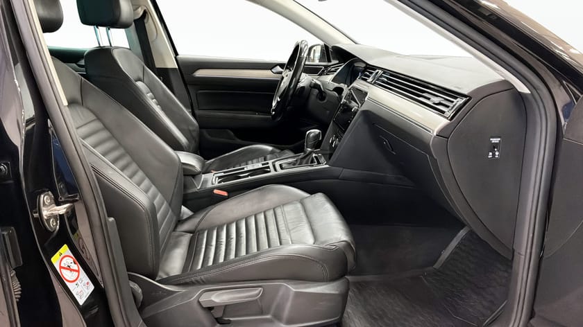 Bild 3 av Volkswagen Passat Sportscombi R-Line GT \\ 2.0 TSI 220HK \\ Pano \\ Drag