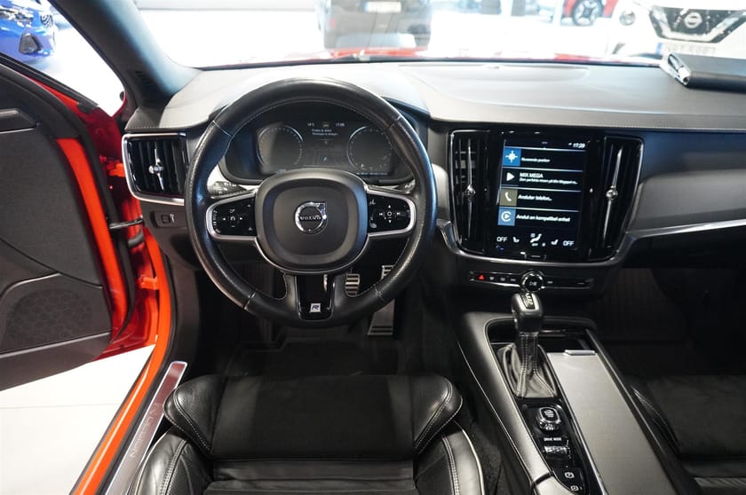 Bild 2 av Volvo V90 T4 Geartronic R-Design Automat Navi Panorama Dragkrok Värmare
