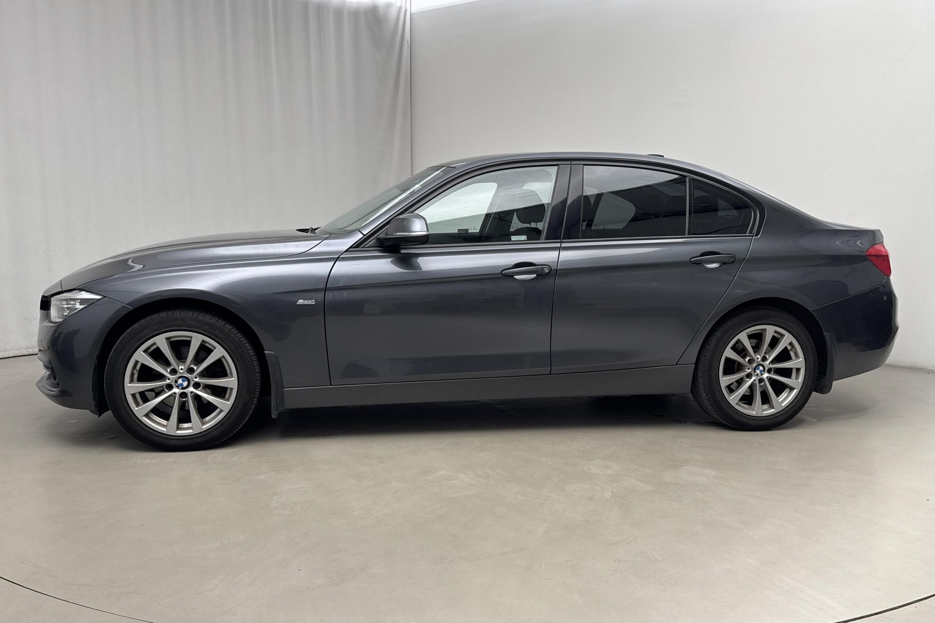 BMW 320i 2018, photo 2/10