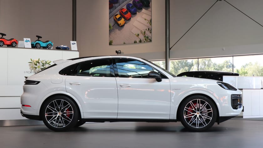 Bild 3 av Porsche Cayenne Turbo E-Hybrid Coupé / Sportavgas / Bakaxelstyrning / Drag