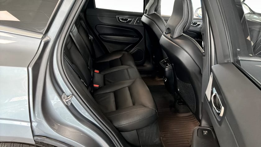 Bild 5 av Volvo XC60 Inscription B5 AWD 235hk HUD Drag D-värm 360 B&W