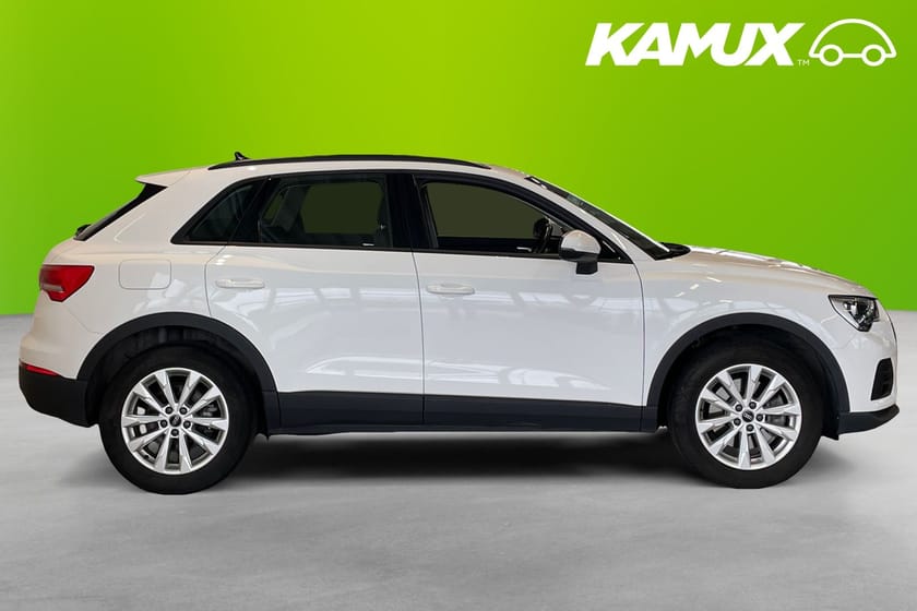 Bild 2 av Audi Q3 45 TFSI e S Tronic, 245 hk Cockpit Nyservad