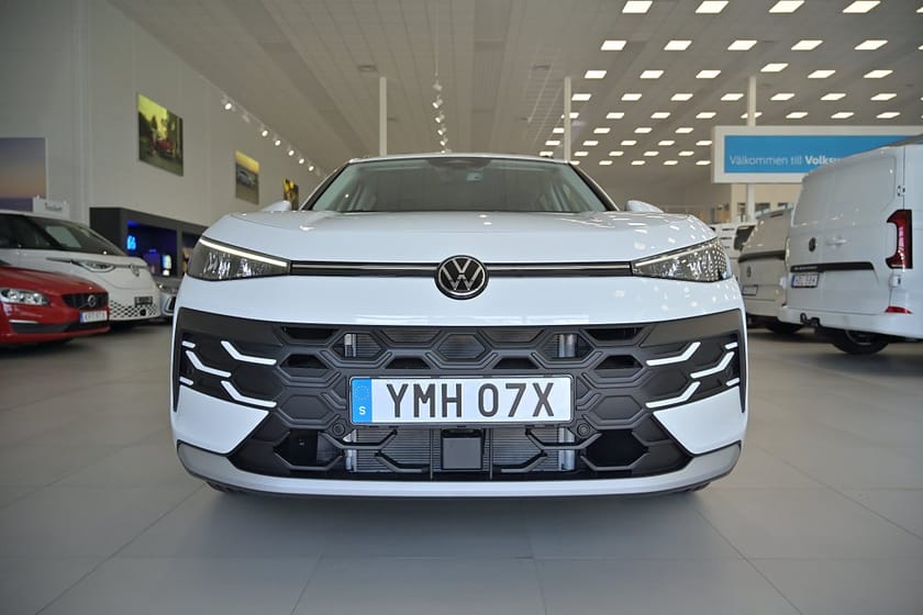 Bild 3 av Volkswagen T-Roc 1.5 eTSI 150 hk *SEMESTERBIL*