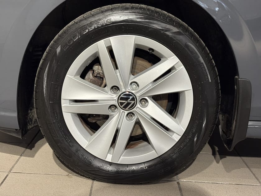 Bild 5 av Volkswagen Golf 1.0 eTSI 110hk Drag