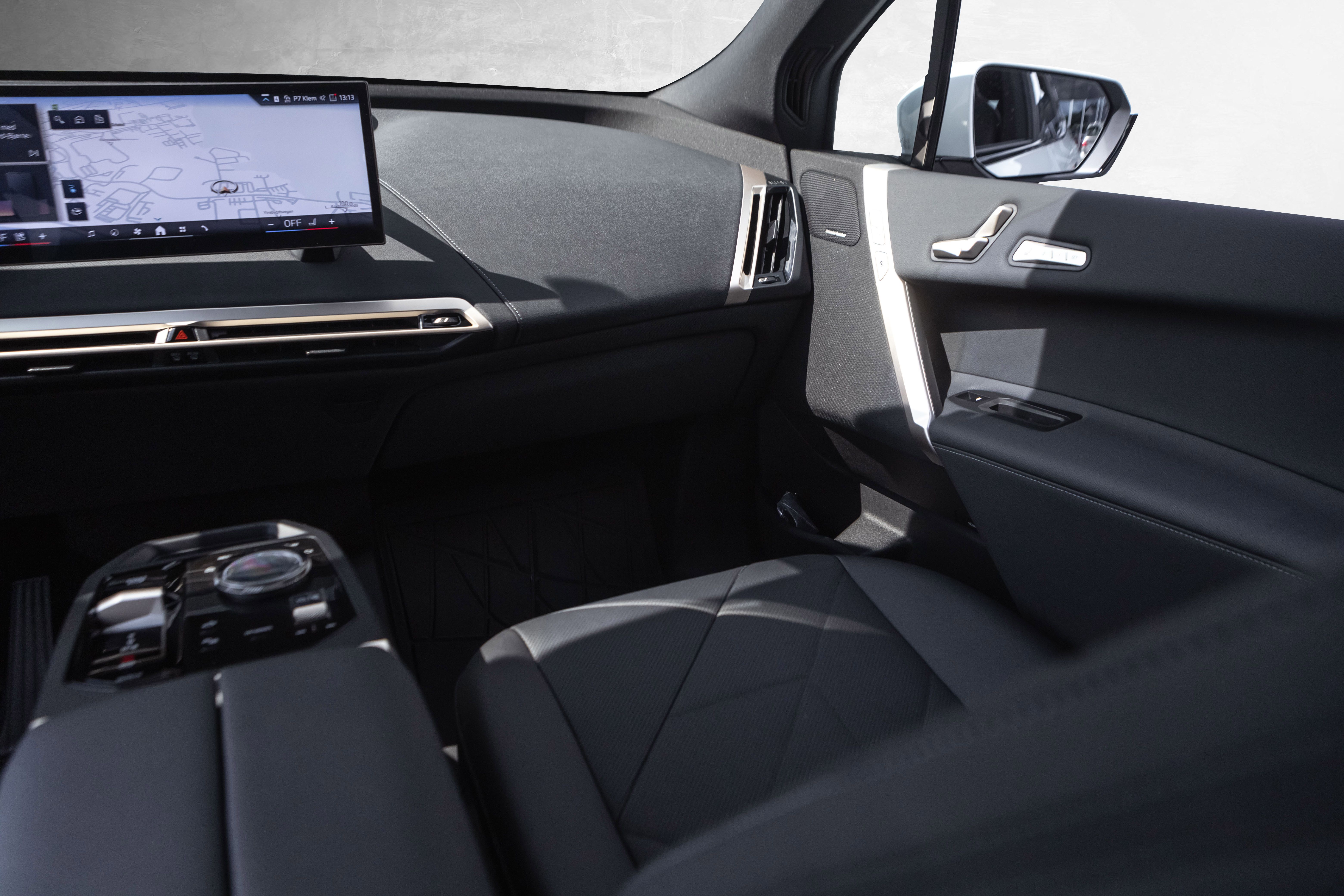 BMW iX xDrive60, 544hp, 2025
