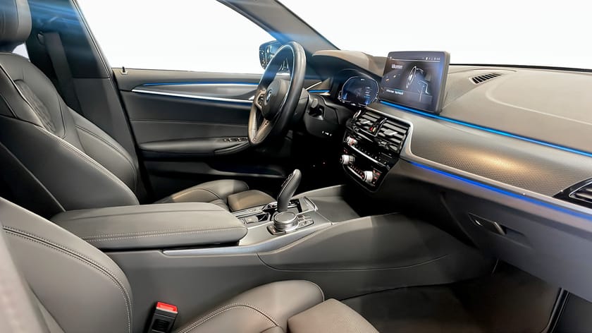 Bild 3 av BMW 530e xDrive Touring M-Sport Drag Rattvärme Komfortöppning