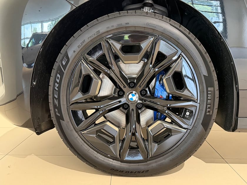 Bild 3 av BMW iX xDrive60 xDrive60, Panorama, Driving Pro, Parking Pro, Drag, HK