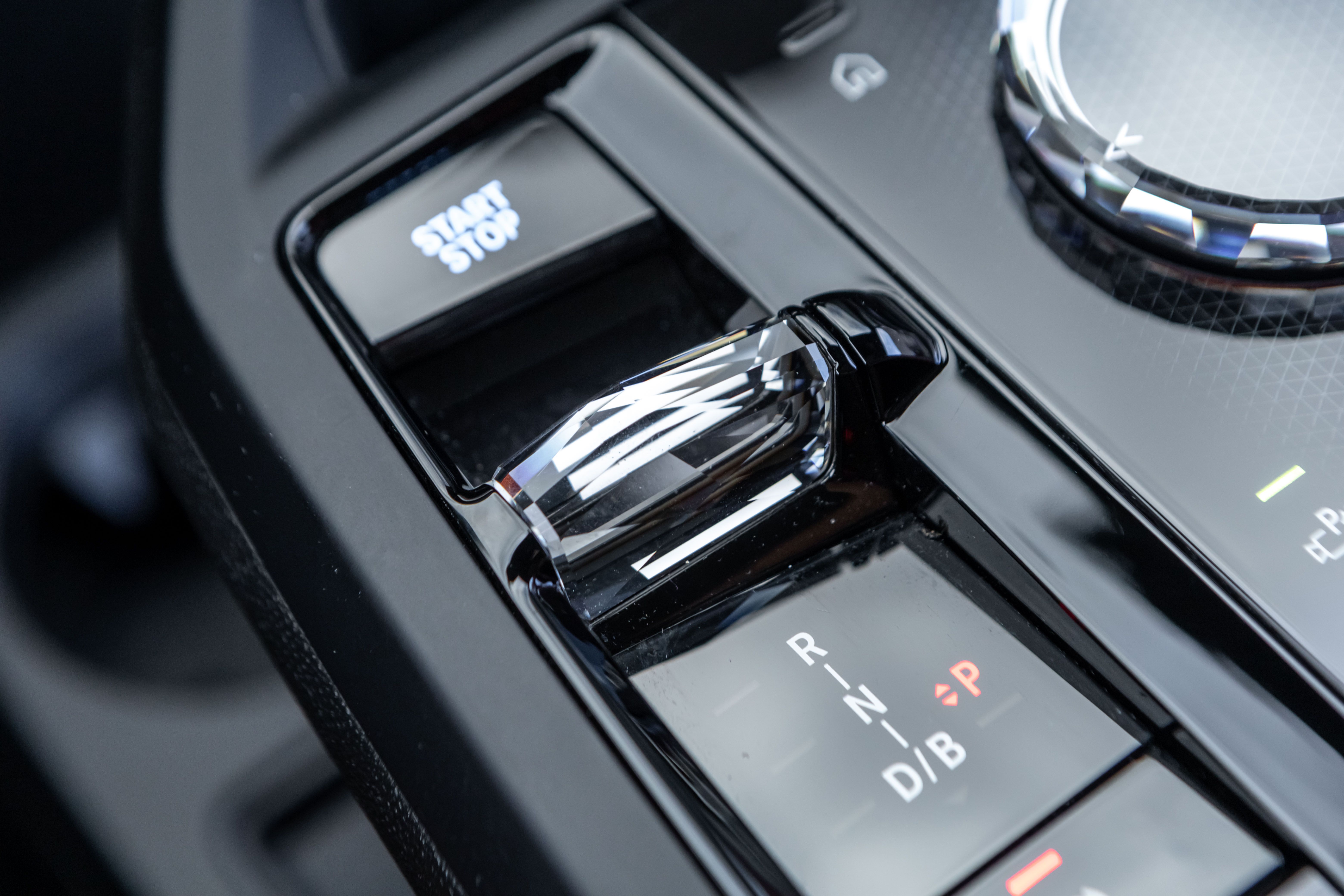 BMW iX xDrive60, 544hp, 2025