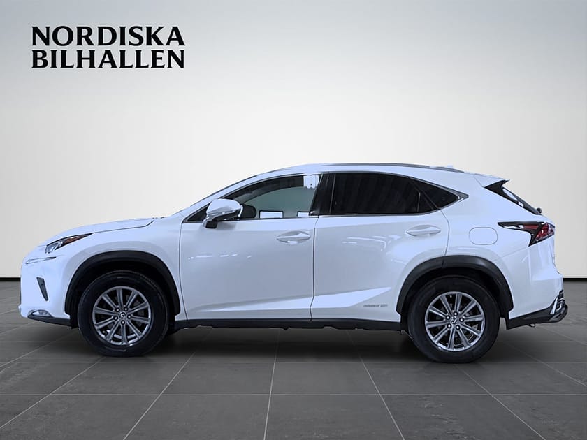 Bild 4 av Lexus NX 300h AWD 2.5 E-CVT Business Line Drag Backkamera
