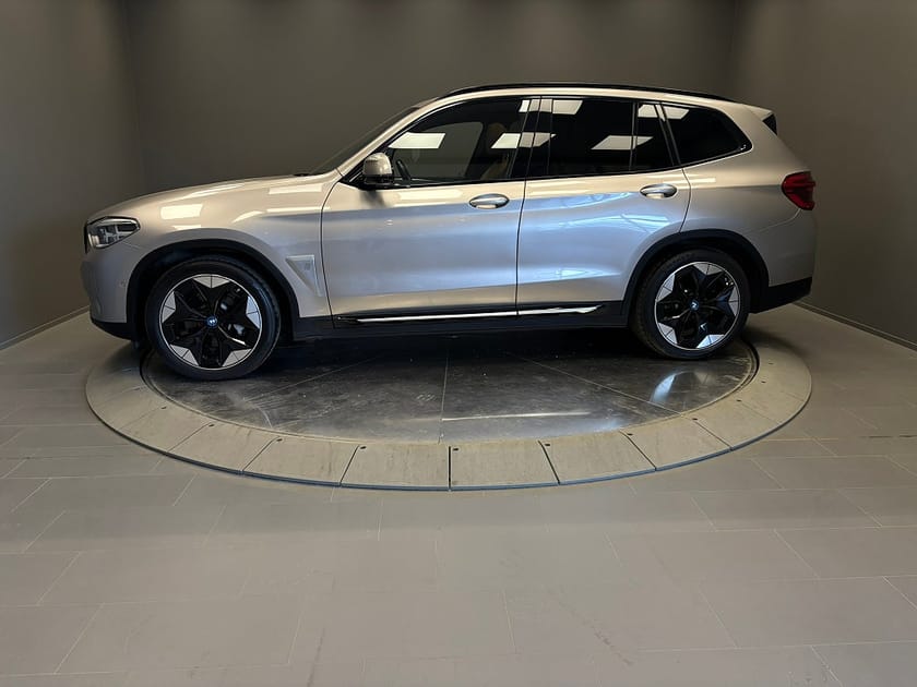 Bild 3 av BMW iX3 Impressive HUD, Harman Kardon, Adaptivt M-chassi