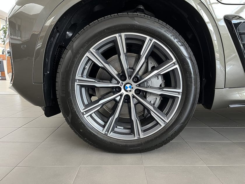 Bild 4 av BMW X5 xDrive50e M Sport H/K Drag Panorama Adpt. Farth.