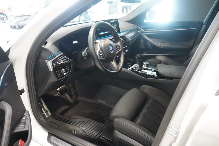 Bild 2 av BMW 530e xDrive Touring M Sport Drag Helljusassistent DAP Sportstol Rattvärme Kamera