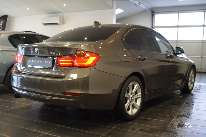 Bild 2 av BMW 320i Sedan