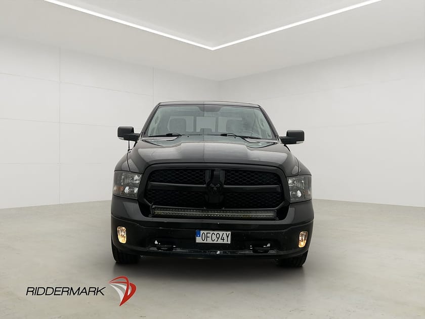Bild 5 av RAM 1500 Crew Cab Dodge Classic Night V8 4x4 Dragkrok Alpine Taklucka Moms
