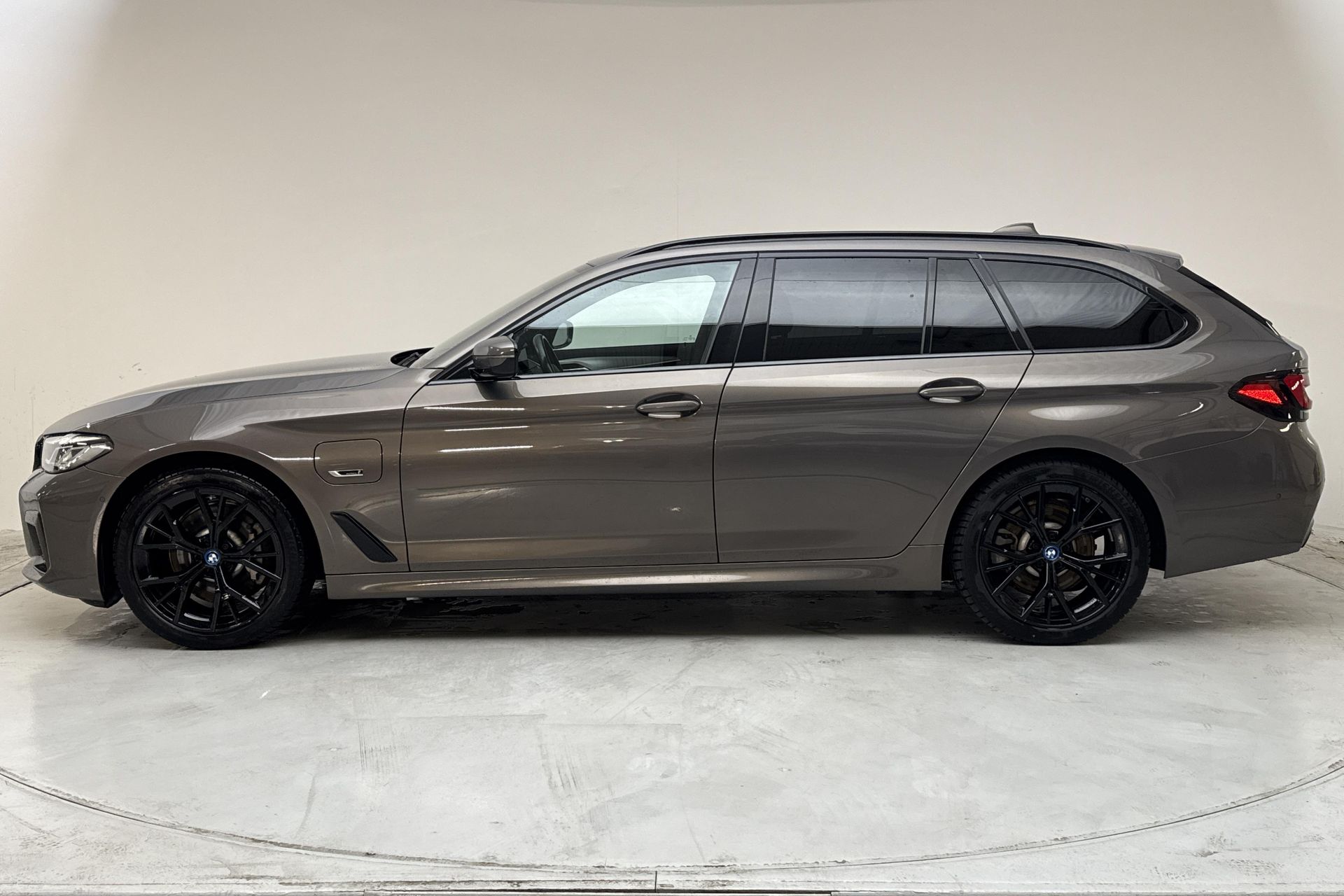 BMW 530 e xDrive Touring 2022, bild 2/10