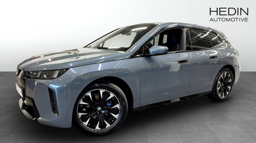 Bild 1 av BMW iX xDrive60 M Sport Soft Close Pano Sky B&W Ventilerade