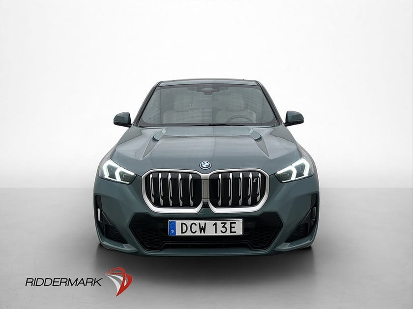 Bild 3 av BMW iX1 xDrive30 M Sport Panorama 360° Kamera CarPlay Skinn