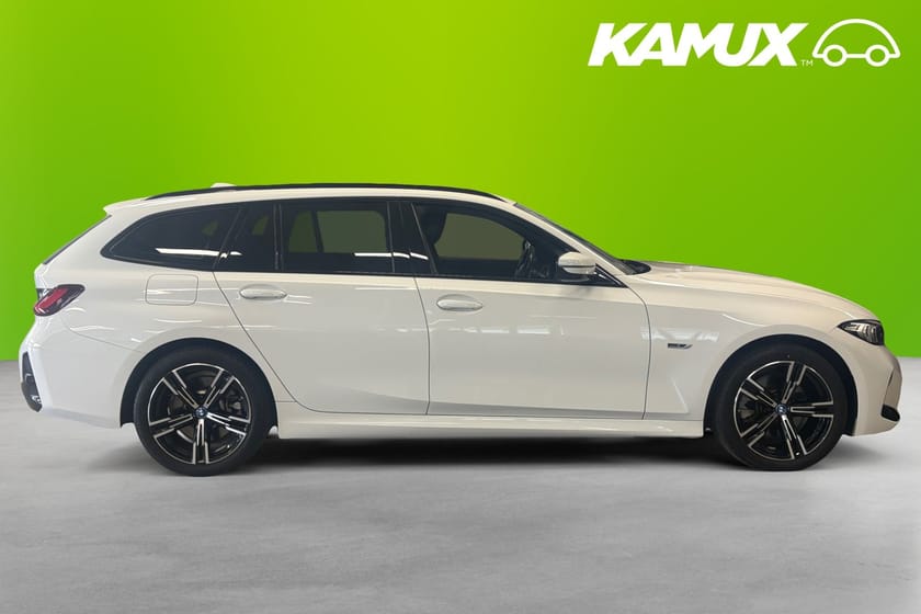 Bild 2 av BMW 330e Touring M Sport Wide Ambient Drag 292hk Navigation Rattvärme PDC Carplay