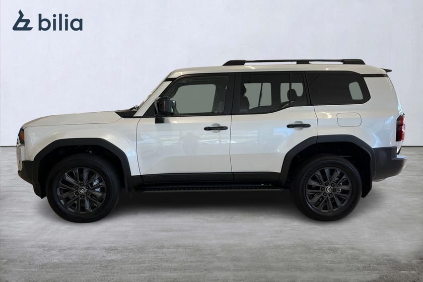 Bild 3 av Toyota Land Cruiser 2,8 Hybrid 48V Executive Pano JBL 360-kamera Skinn