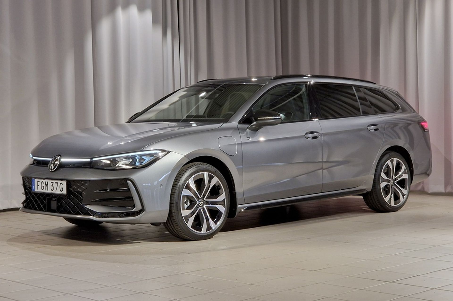 Volkswagen Passat 1.5 eHybrid R-Line 2027, bild 2/10