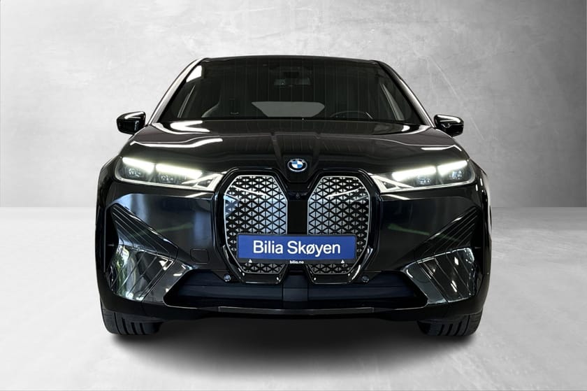 Bilde 2 av BMW iX xDrive50 Fully Charged, Soft-Close, H/K, SkyLounge, HUD