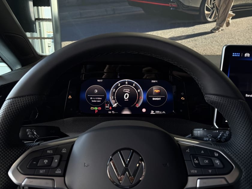Bild 4 av Volkswagen Golf R-Line Edition eTSI 150hk Panorama Oryx