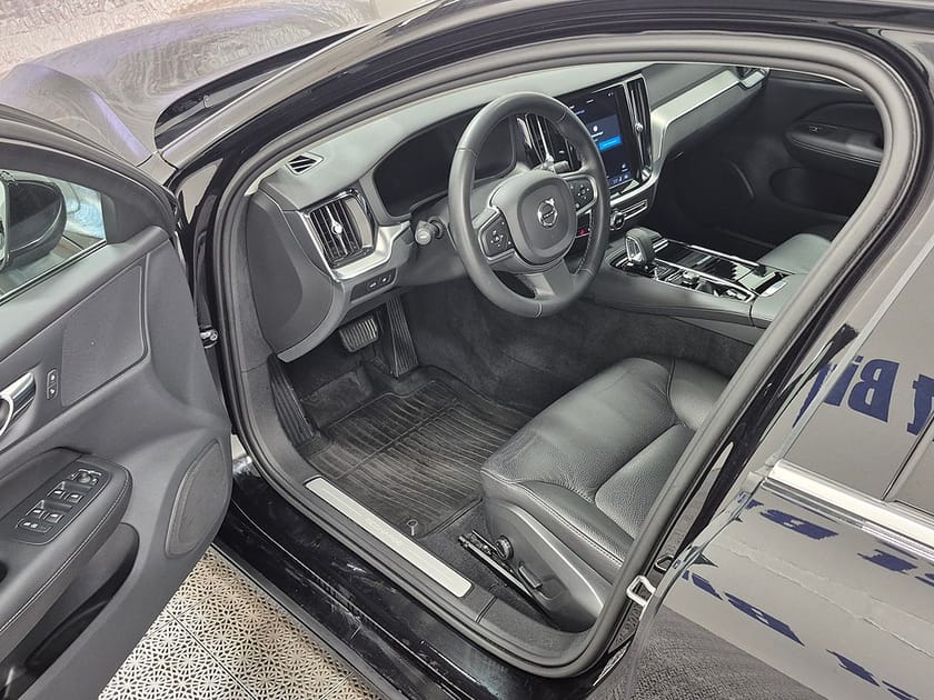 Bild 2 av Volvo V60 T6 Recharge Core Bright plug in AWD 350HK 4x4 Läder