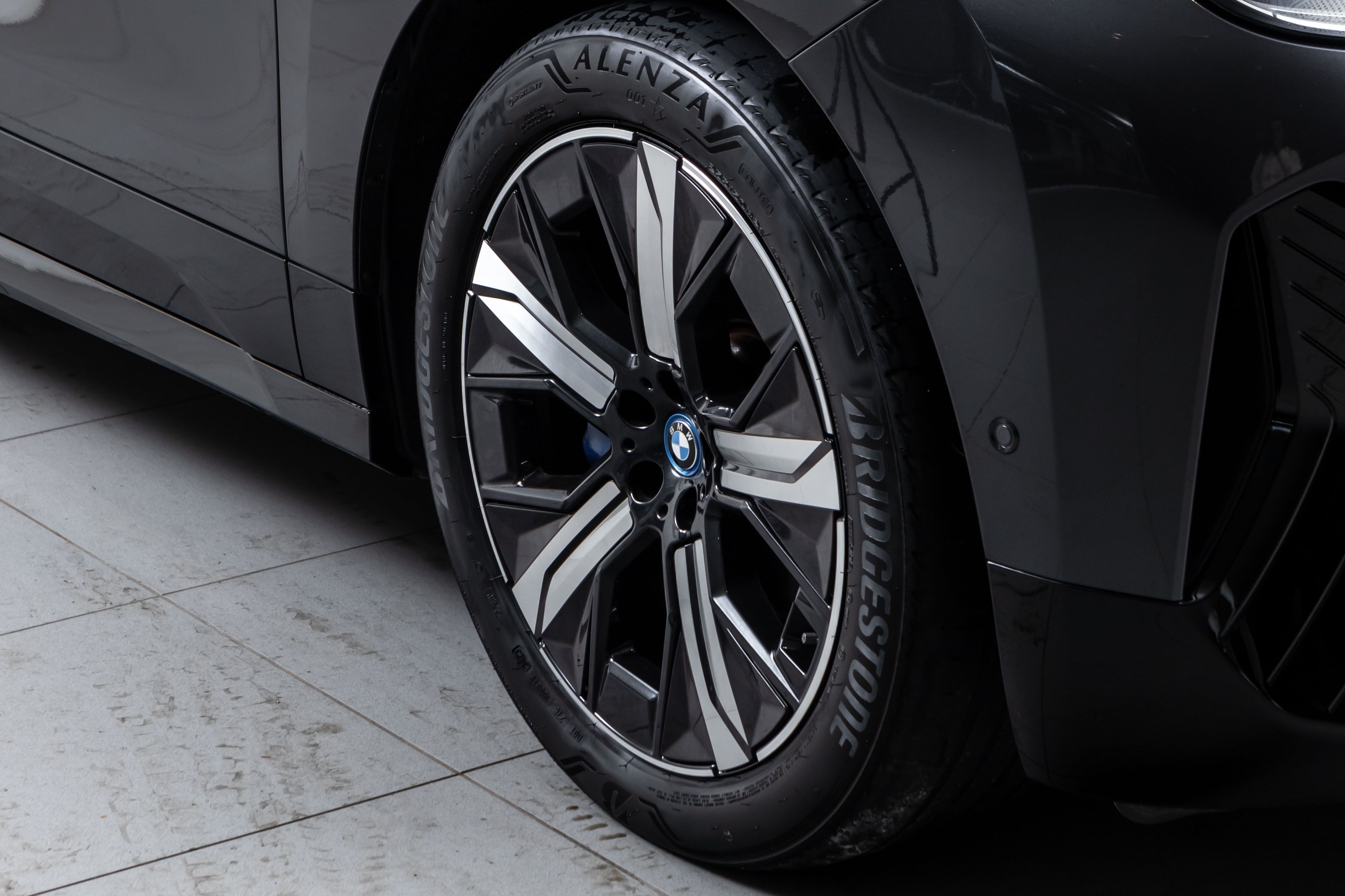 BMW iX xDrive50, 524hp, 2024