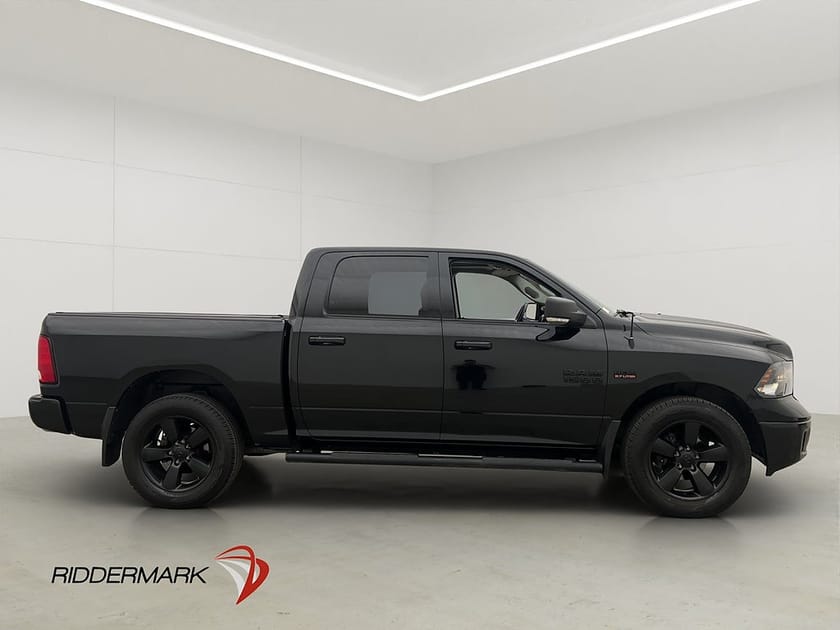 Bild 2 av RAM 1500 Crew Cab Dodge Classic Night 5.7 4x4 Drag Alpine Taklucka Kamera