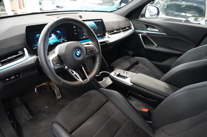 Bild 3 av BMW iX2 xDrive30 M-Sport Adaptiv F Backkamera Rattvärme Drag
