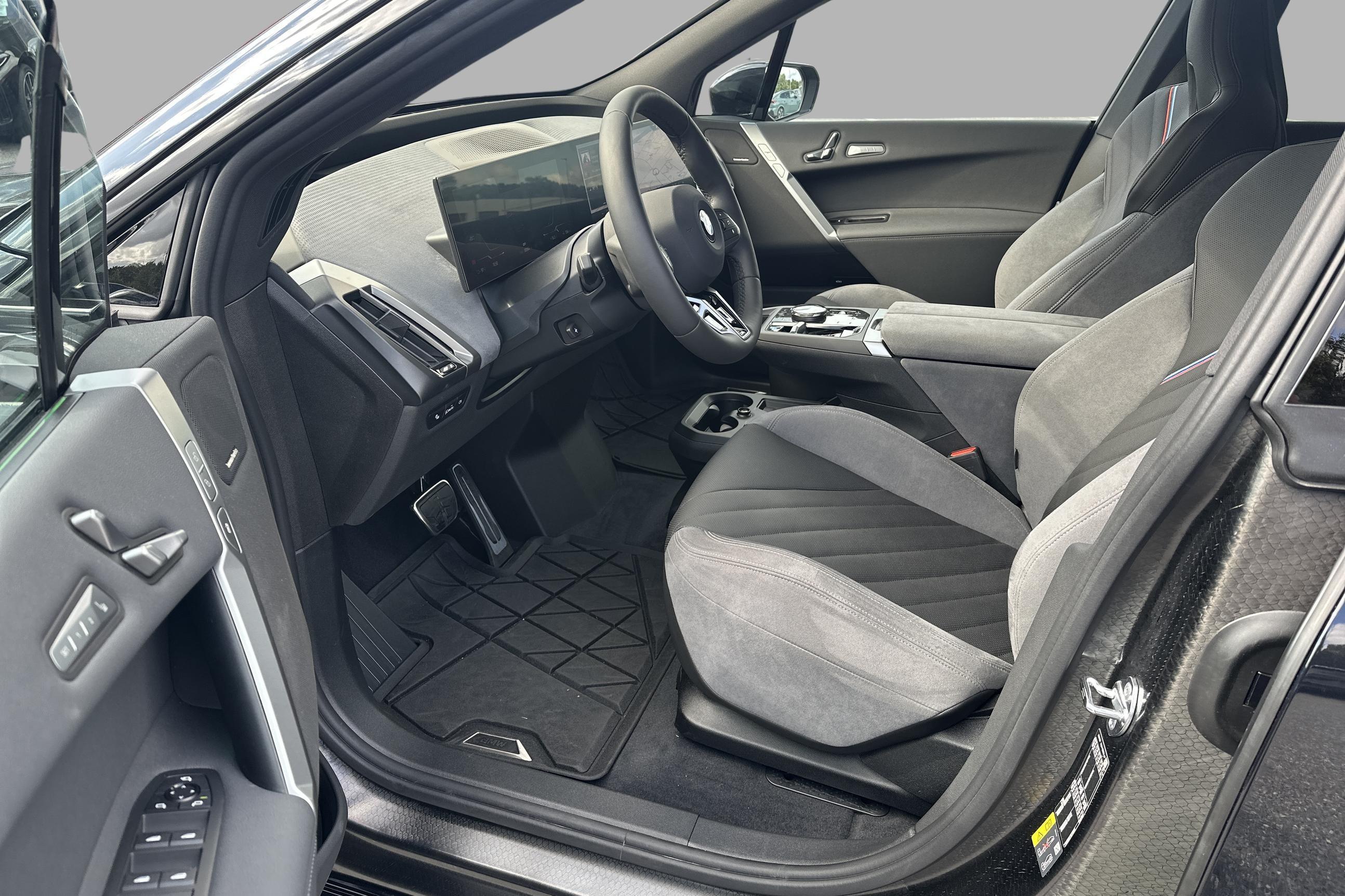BMW iX xDrive60, 544ps, 2026