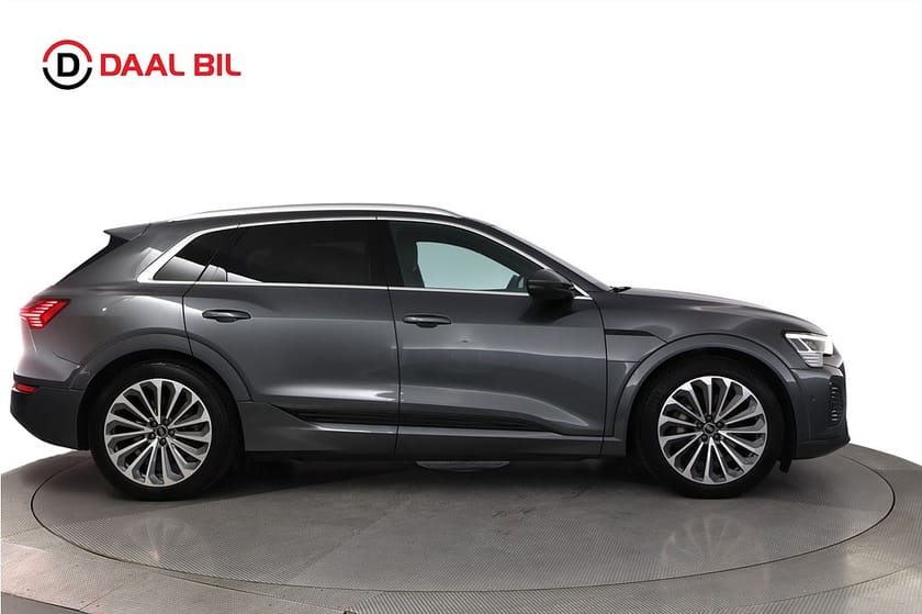 Bild 5 av Audi Q8 55 e-tron quattro 114 kWh 408HK S-LINE DRAG B-KAM LUFTFJÄDRING