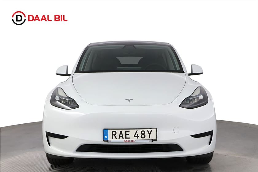 Bild 2 av Tesla Model Y Standard Range RWD 299HK PREMIUM PANO DRAG B-KAMERA
