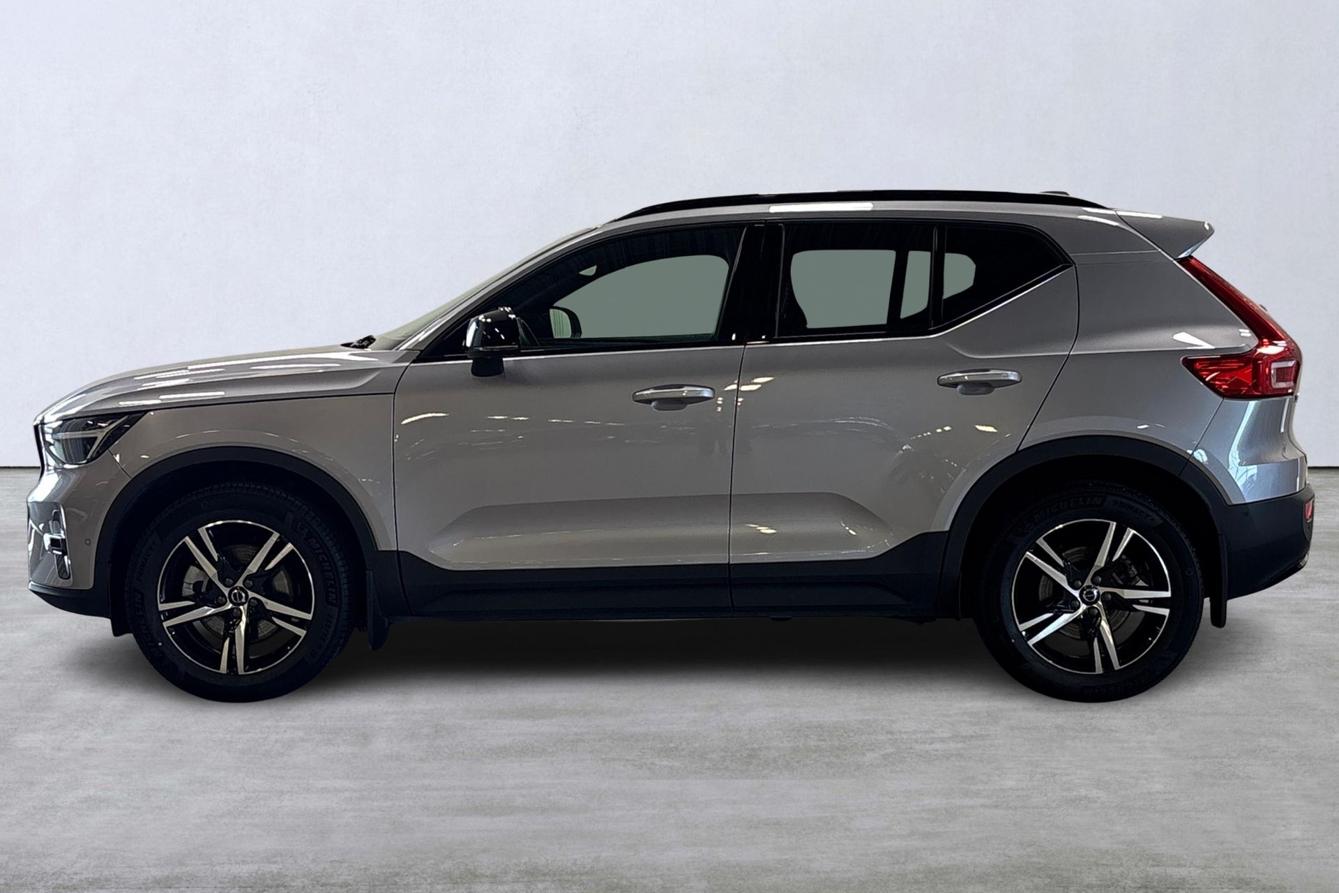 Volvo XC40 B3 FWD Bensin Plus Dark 2026, kuva 2/10