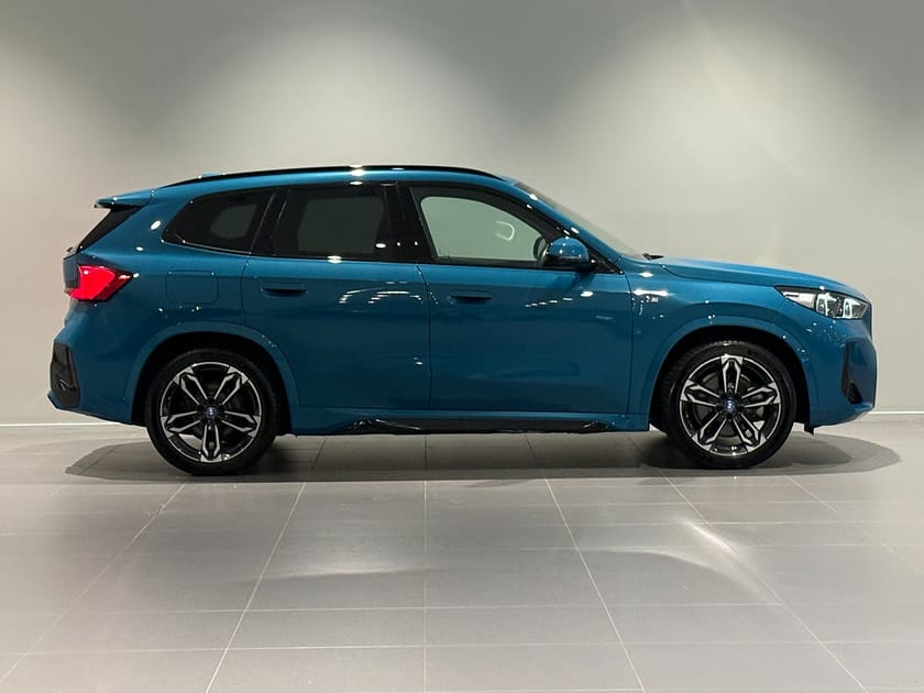 Bild 3 av BMW iX1 xDrive30 M Sport Drag Adpt Farth H/K Park Assist Rattv.