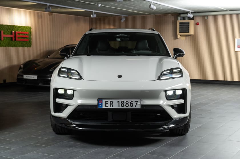 Bilde 2 av Porsche Macan Turbo Burmester/Rear-axel/Pano/Krok/Sport-chrono/HUD/+++