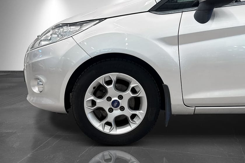 Bild 2 av Ford Fiesta 5-dörrar 1.25 82hk Titanium M-värmare Kamrem bytt