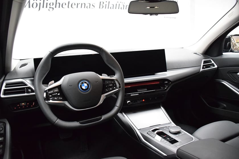 Bild 3 av BMW 330e xDrive Touring | Adaptiv farthållare| Drag