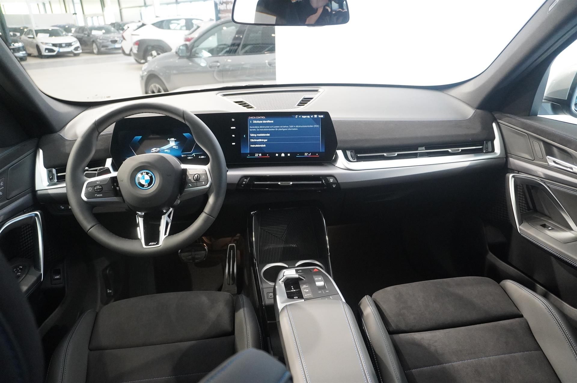 BMW iX1 eDrive20, 204ps, 2026