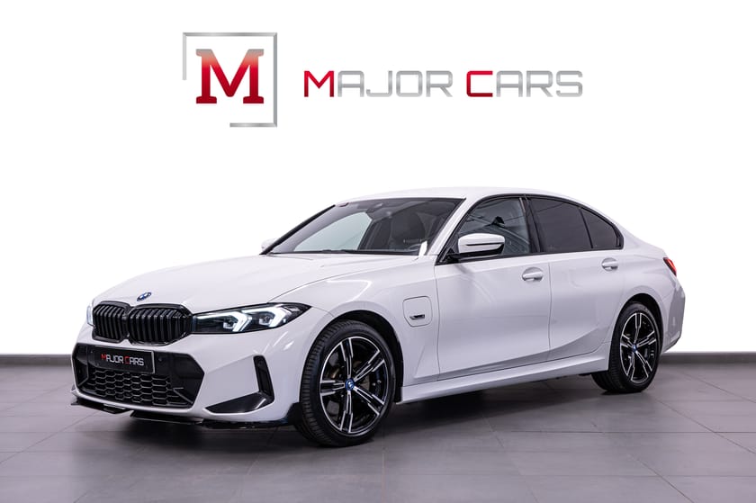 Bild 1 av BMW 330e xDrive Sedan M Sport Widescreen Shadowline Drag 292hk