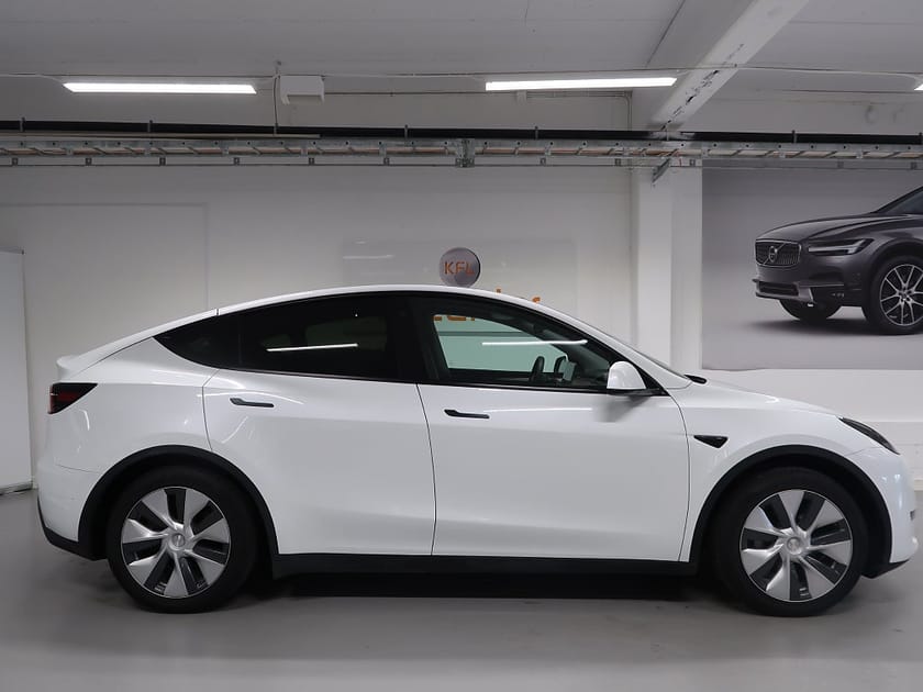 Bild 4 av Tesla Model Y Long Range AWD V-Däck ingår-Drag-Skinn-Pano-Kamera